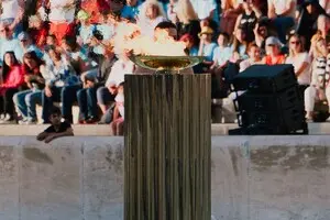 Греция на торжественной церемонии передала Франции огонь летней Олимпиады-2024